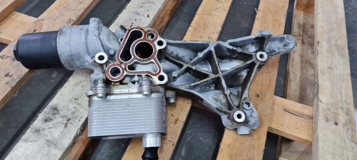 A4 B9 8W LIFT držák olejového filtru 2.0 TFSI 06L903143L A5 8W