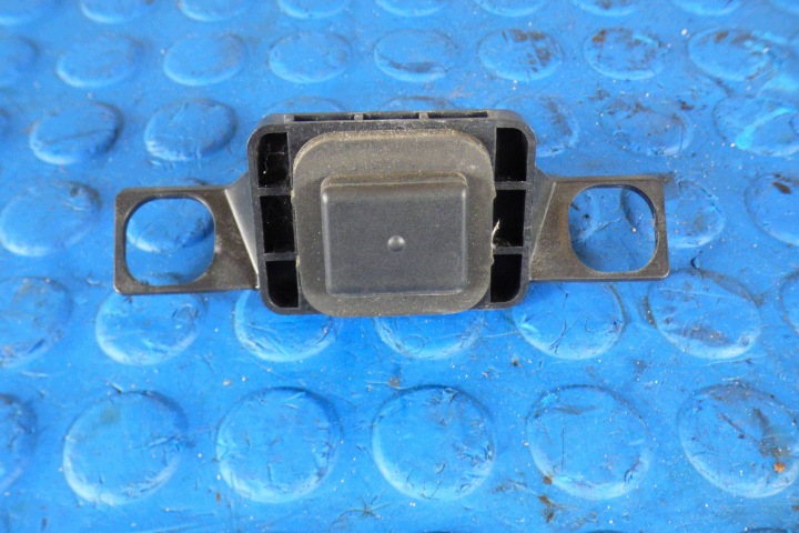 button contactor of the opening boot 687-1V28 Toyota Corolla E21 sedan