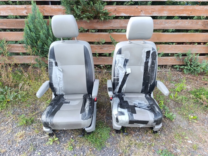 Fotele eleje komplet VW T5 T6 z podlokietnikami pasazer kierowca airbag