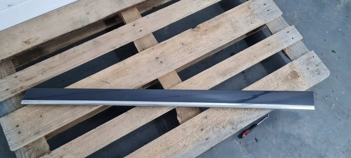 A6 C6 LIFT lišta dolná dvere pravá pravý predok LX5S 4F0853960J
