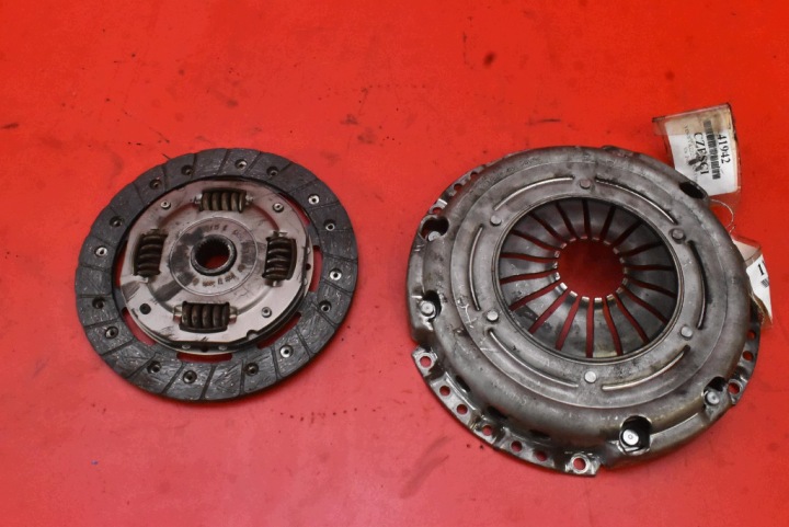 Embrayage Disque de pression 3082001268 VW POLO 4 IV 9N 1.9 SDI 64 KM 01-05