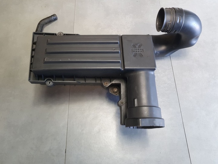 Volkswagen PASSAT CC cover of a filter, air 1K0129607AG