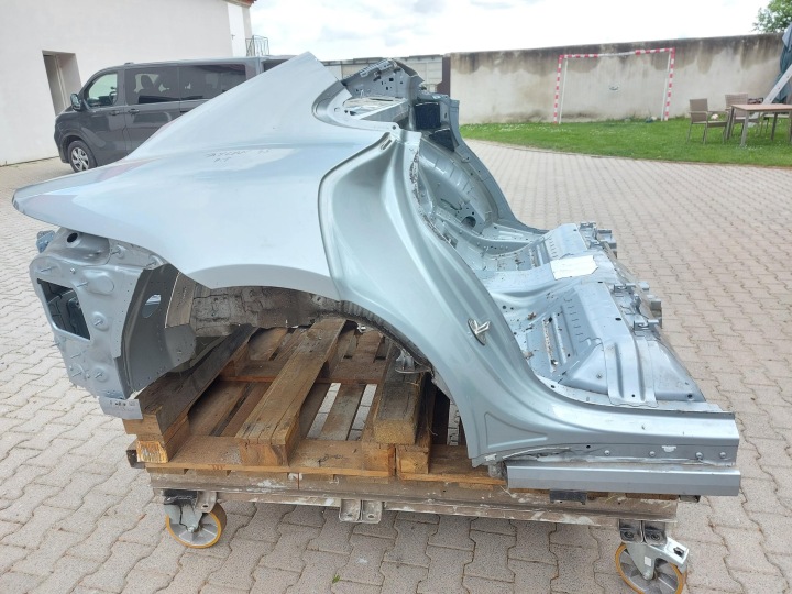 Porsche Taycan 4S 9J1 2021r čtvrtka blatník pravý záď vana M7P LM7P