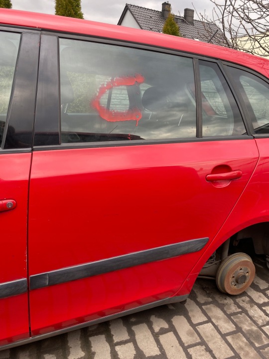 Skoda Fabia 2 II KOMBI 07-14 dveře levé zadní záď kod lakieru 8151