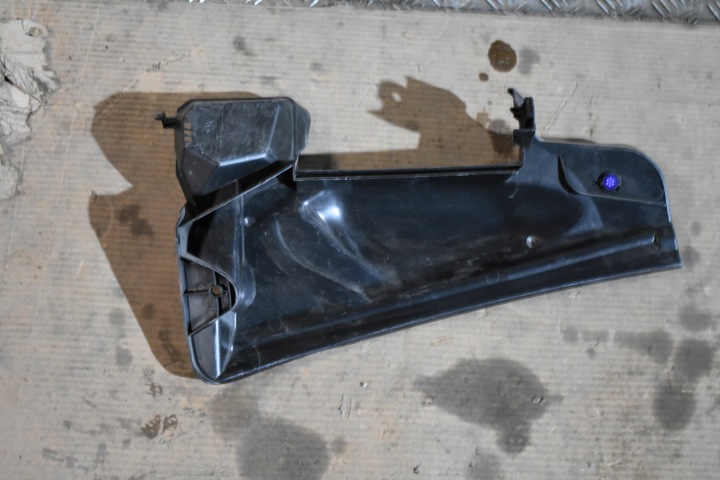 IDEALNA kryt pod oknem BMW 1