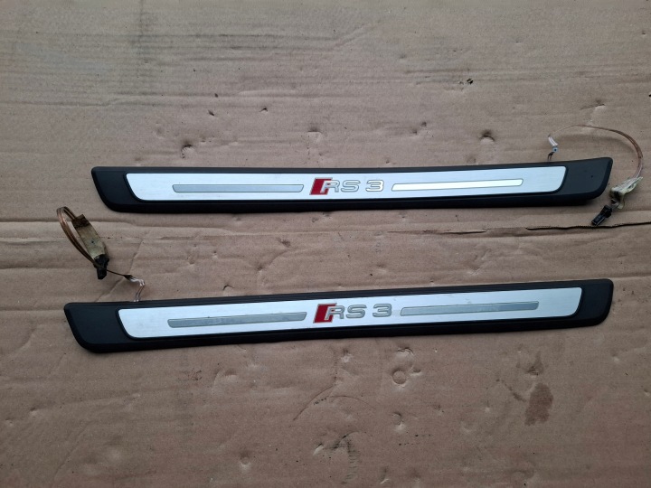 Leiste Schutzleiste schwellen Blende Gehäuse LEDAUDI RS3 8V 8V4947418B 8V4947417B