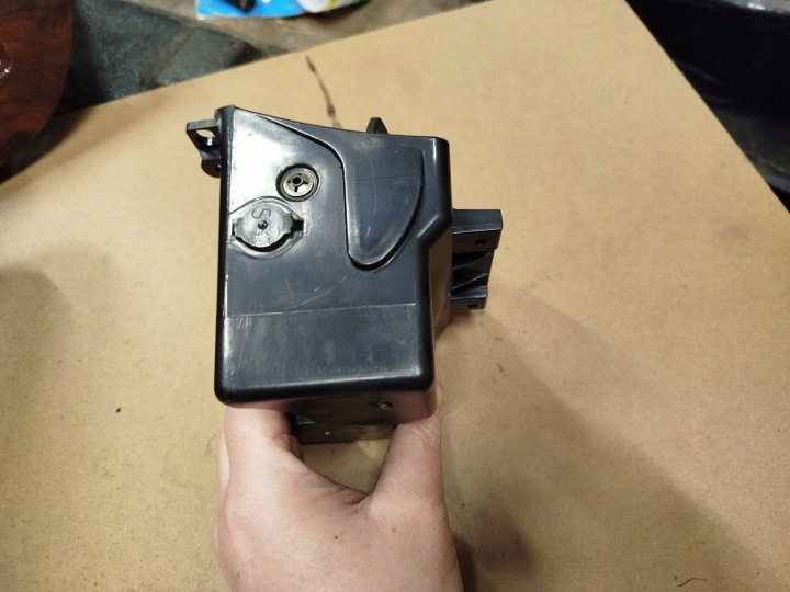 Peugeot ashtray 607 9629447977 6