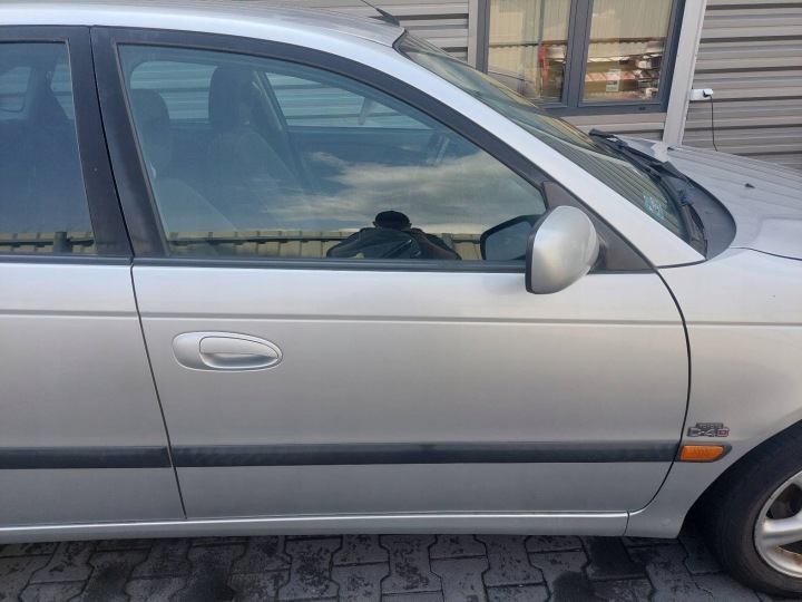 dveře kompletní pravý předek TOYOTA AVENSIS T22 LIFT