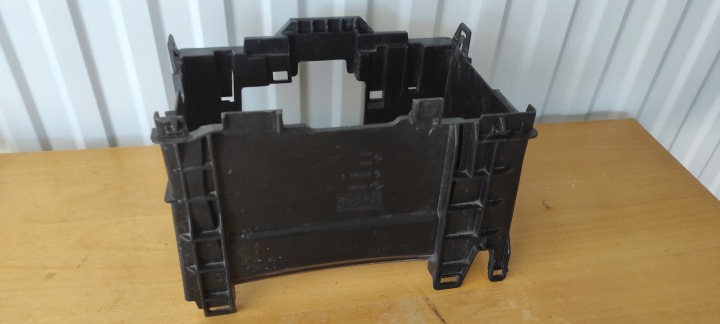 Boîte pour batterie RENAULT LAGUNA III 8200314272