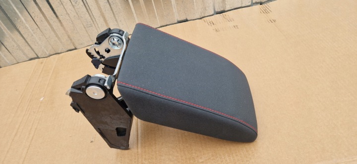 bracciolo VW GOLF 8 VIII GTI MATERIALOWY nuovo Rosso NIC