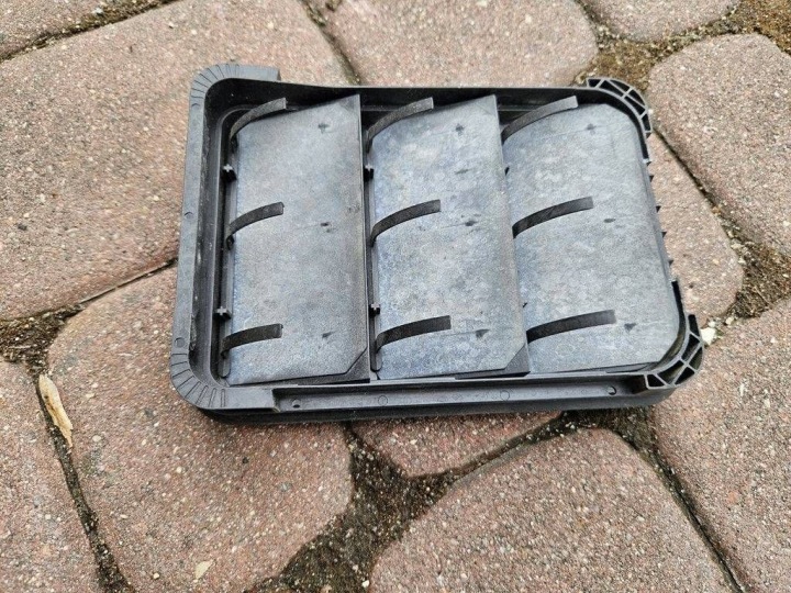 griglia dekompresyjna wentylacyjna Peugeot 2008 3008 Opel Mokka B 9831031680
