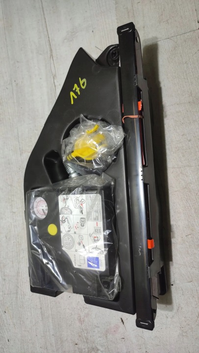 Mercedes-Benz A W176 2017 compressor; running board