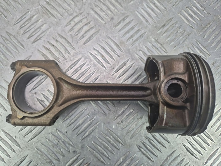 pistone con biella BMW 5 E60 E61 525i M54B25 84L59