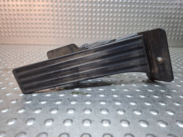 plynový pedál potencjometr 6853176 BMW 1 E87 E81 E82