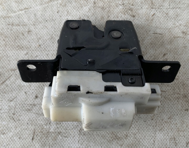 # de la Serrure du capot Arrière RENAULT CLIO III 8200076240F