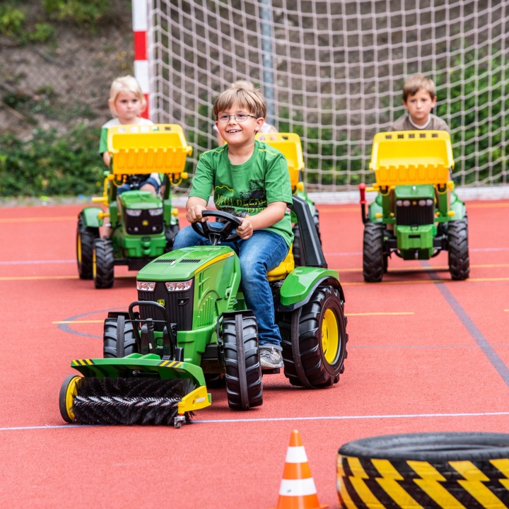 ROLLY TOYS TRAKTOR NA PEDAŁY Z ŁYŻKĄ JOHN DEERE Marka Rolly Toys