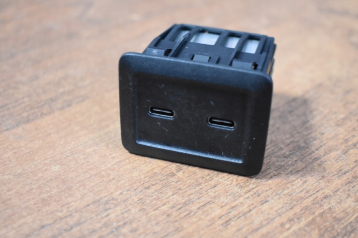 IDEALNE ZLACZE PORT USB-C X2 MERCEDES W205 W213 W253 1 9