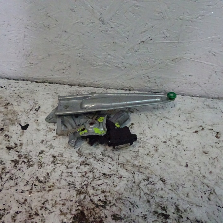 TOYOTA AURIS II lift of the window rear part left 8570102010