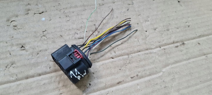 A4 B9 8W Spina KOSTKA FANALE FARO 8W0973737 A5 8W Q5 Q7 A6 C7