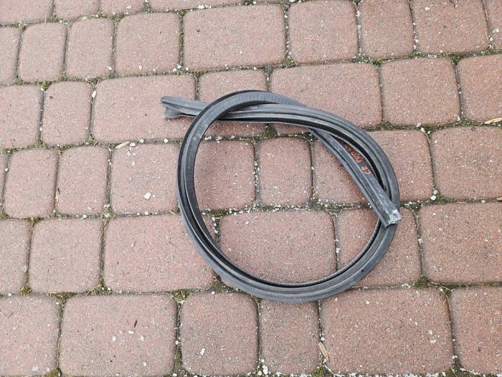 tesnenie komory MOTORA pod oknom Opel Corsa E 13434165
