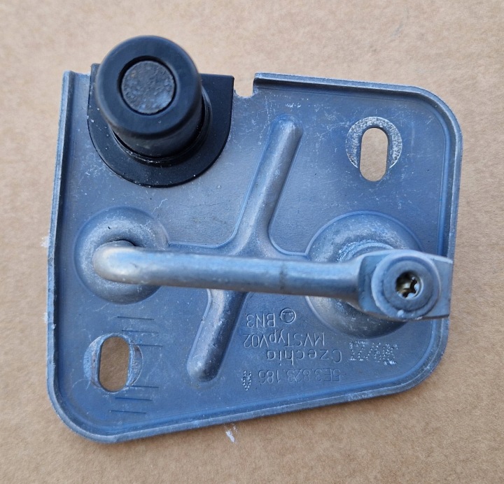 Kugelkopf RYGIEL der Kühlergrill SKODA OCTAVIA IV 5E3823186A rechts