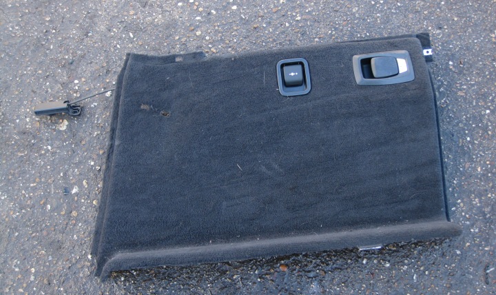 BMW F11 2.5 D 14R tapacír kufru pravá bok 9168496