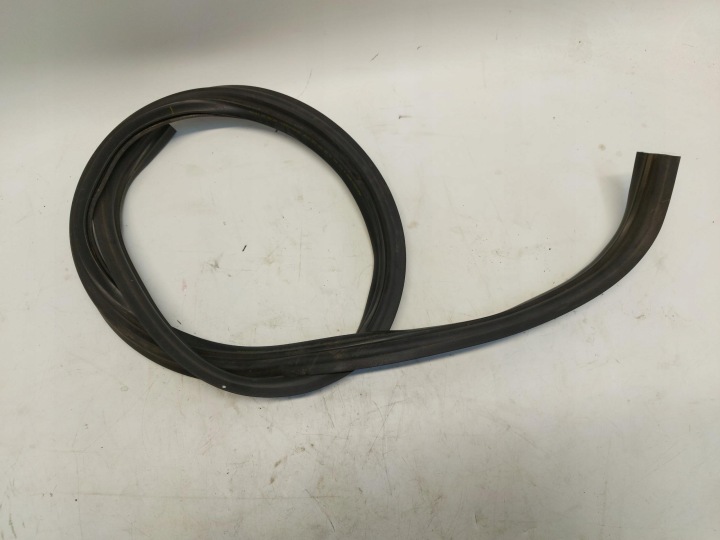 MERCEDES W907 GUARNIZIONE SOTTO FINESTRINO A9108870000