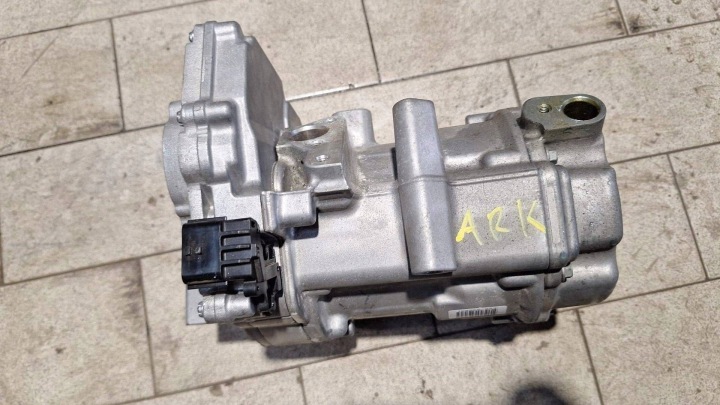 compressor of the air conditioning Renault Arkana 926008231R as new przebieg 20km!