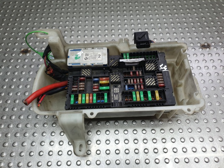 boîte à fusibles distributeur PRADU 6837091 BMW G11 G12 G30 G31 G32