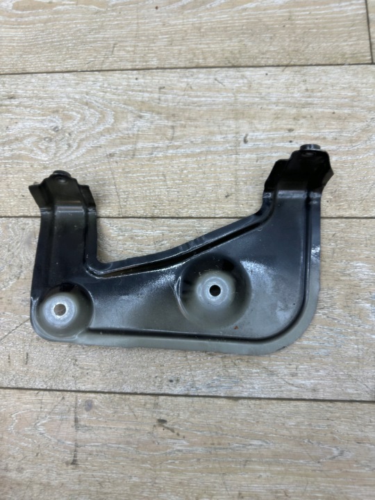 Halter vorne des rechten des Kotflügels BMW X5 (G05) 7418220 3.0L hybrid