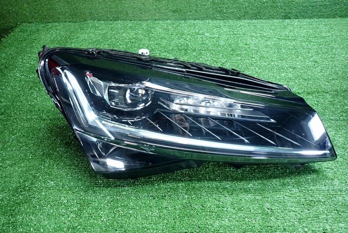 SKODA SUPERB III CRYSTAL LIGHTING LIFT 19- reflektor rechts Licht rechts