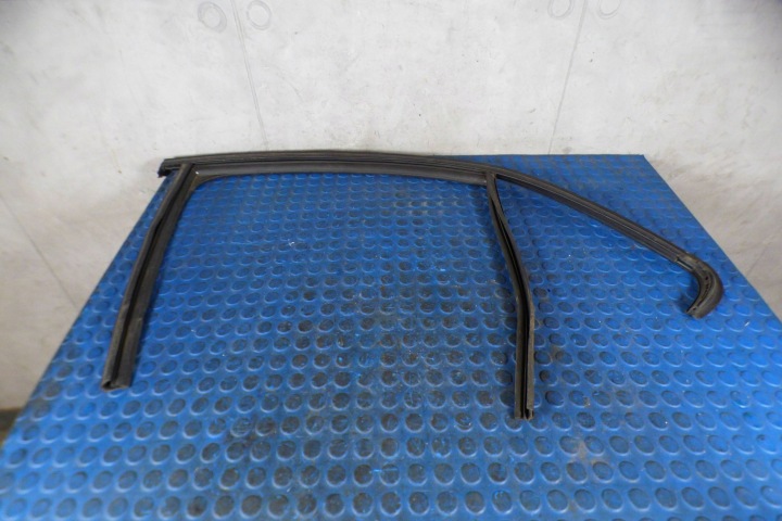 Skoda Octavia III HB tesnenie ramki dvere ľavá zadok 5E5839431