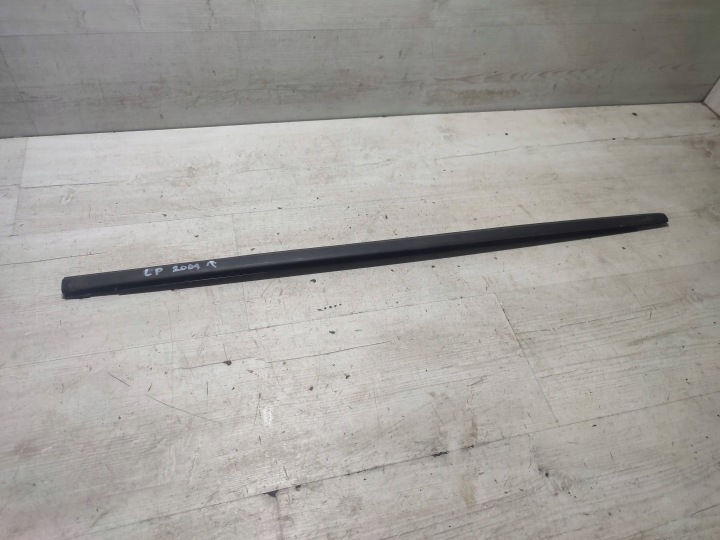 Peugeot 2008 II 2020 front left moulding / gasket windows door przednich
