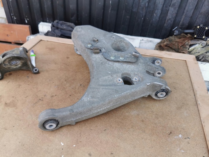 8E0505311 AUDI A4 B6 TAGUMINE VASAK AMPUR 7