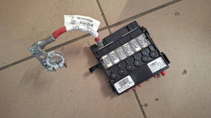Klemme Sicherungen rozdzielacz Renault Espace V (RFC) 241143738R