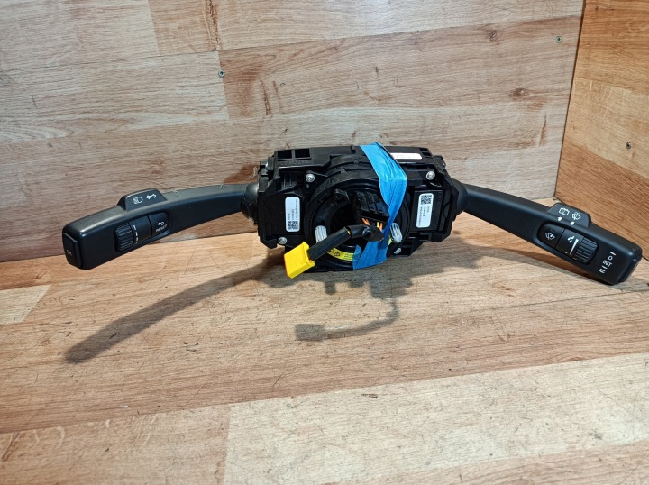 steering wheel levers and controls VOLVO V40 II 31343022