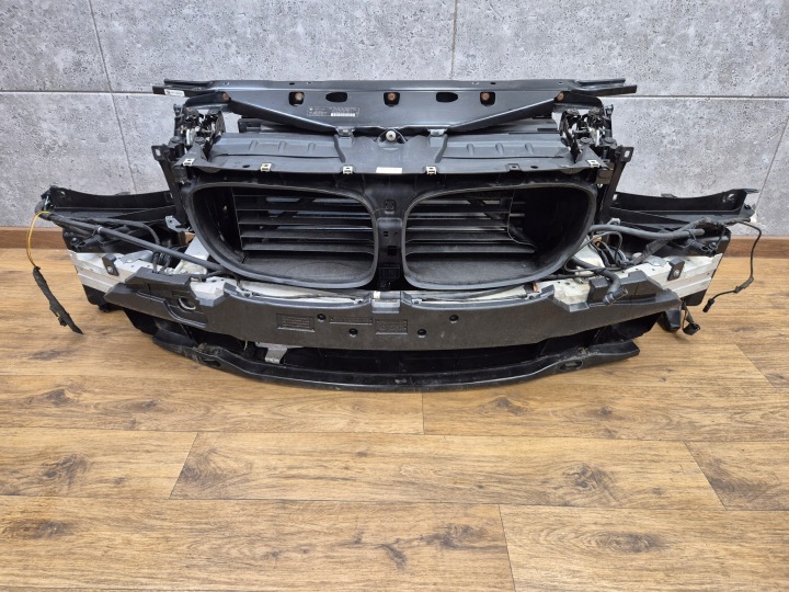 BMW 7 F01 F02 LCI stěna chladičů pod NIGHT VISION TEMPOMAT RADAR USA N63B44B