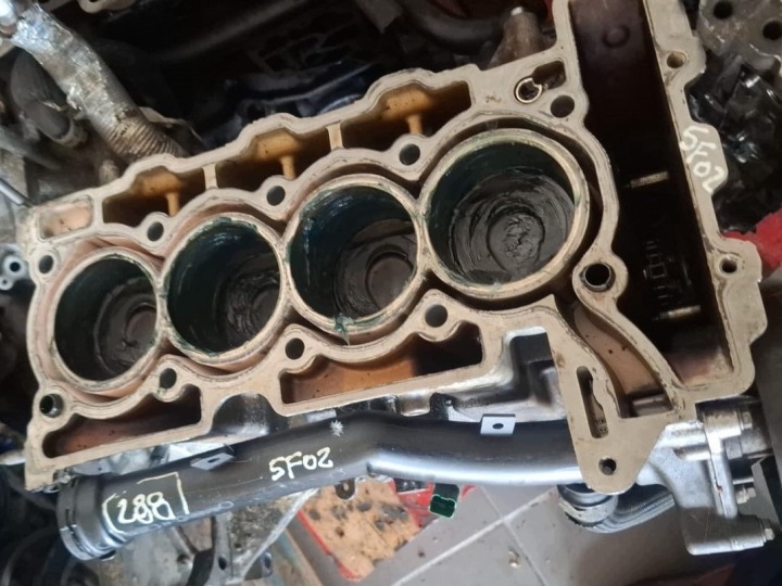 PEUGEOT 308 CITROEN C4 1.6 THP 5F02 BLOK DOL of the engine pistons crank