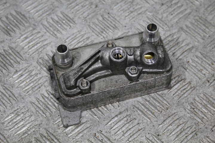 Radiatore olio motore usato C-KLASA W205 A0995002500