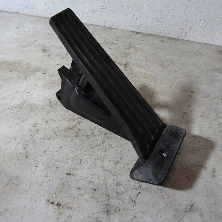 BMW 1 F20 1.6D PEDAL potencjometr plynu 6853176