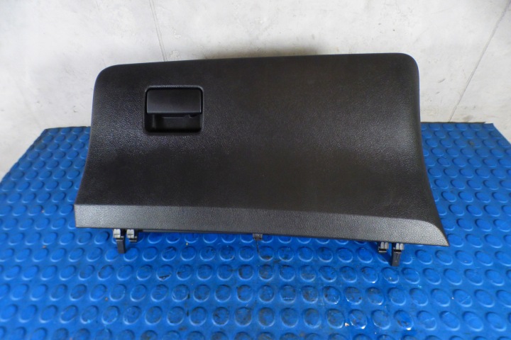 pretinac suvozača suvozača 55551-0D150 TOYOTA YARIS III