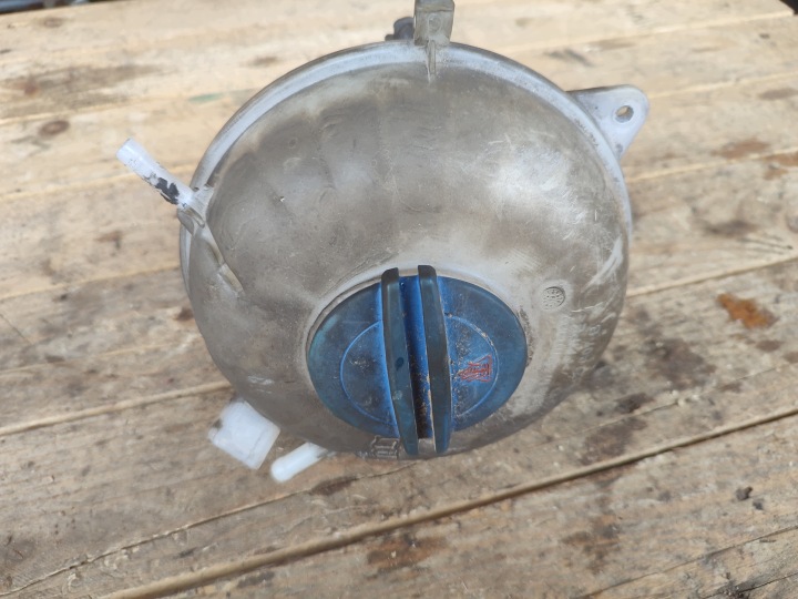 water tank VOLSKWAGEN 7E0121407B