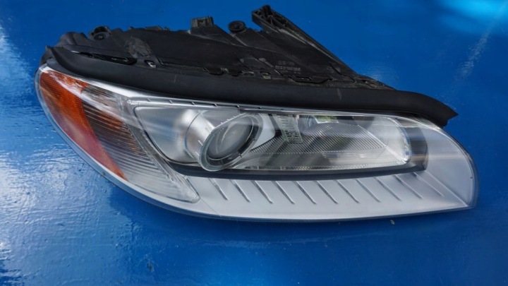 VOLVO S80 V70 XC70 - complete right light XENON front