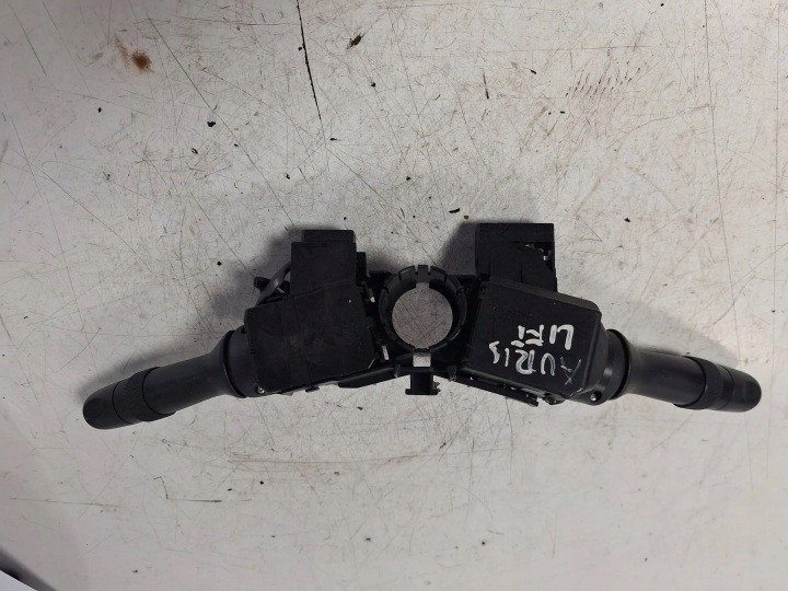 steering wheel levers and controls control 17F613 Toyota Auris and 06-12
