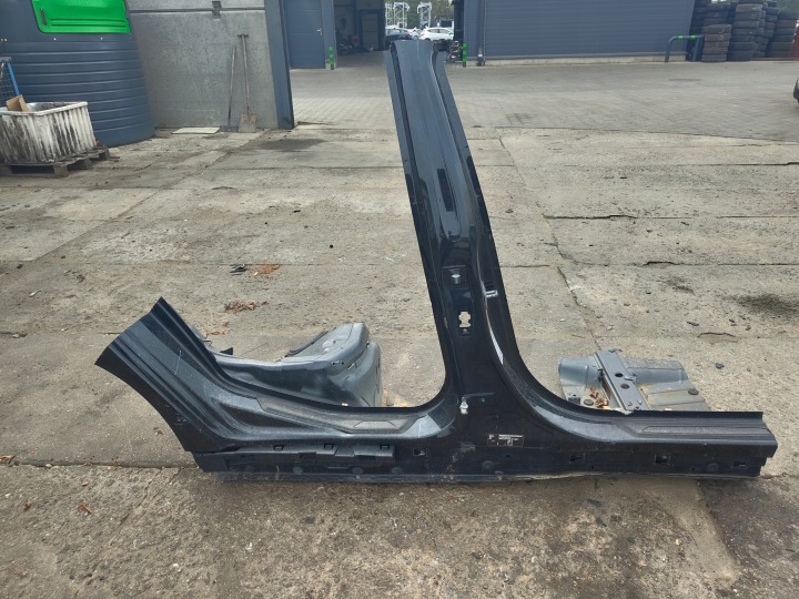 BMW 3 F30 Stlpik B Stlpik stredný pravý Prah farba 668