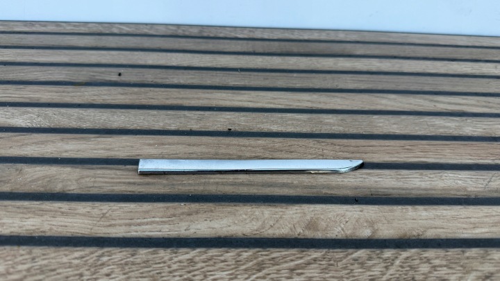 MERCEDES C-KLASA W204 links Leiste Schutzleiste des Kotflügels vorne CHROM PAK22/GR82