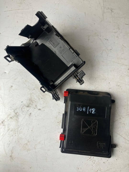 Gehäuse des Sicherungskastens PEUGEOT 308 T9 1.2 THP 9804681780