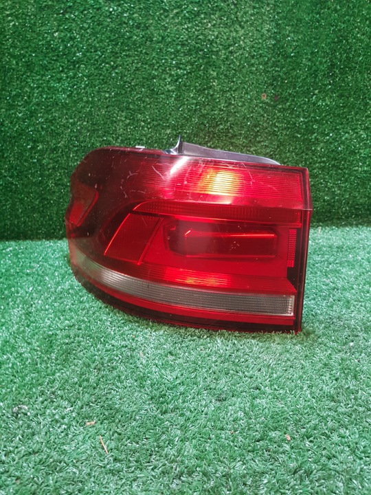 Feux phare Gauche Arrière VOLKSWAGEN TOURAN III 5TA945095