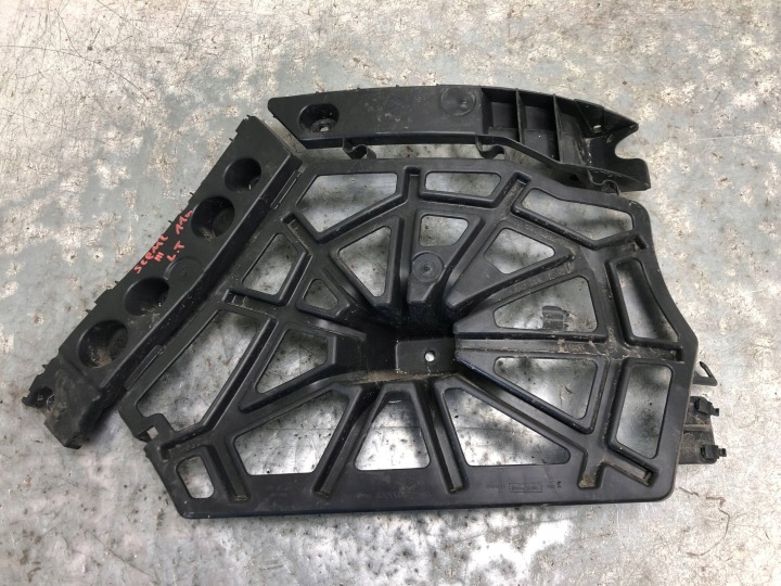 Suppporto montaggio paraurti sinistra posteriore RENAULT SCENIC III 850451587R