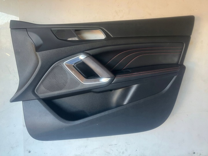 bok dveře pravý předek PEUGEOT 308 T9 GT LINE červená NIC kůže DENON